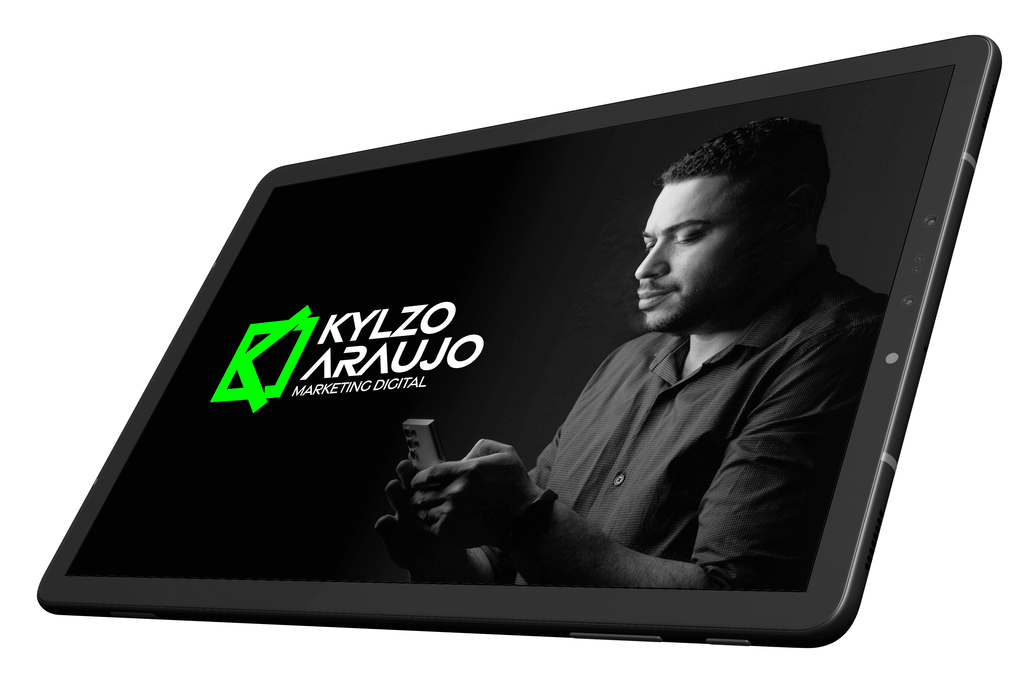 Mockup Tablet de Kylzo Araújo olhando para o celular